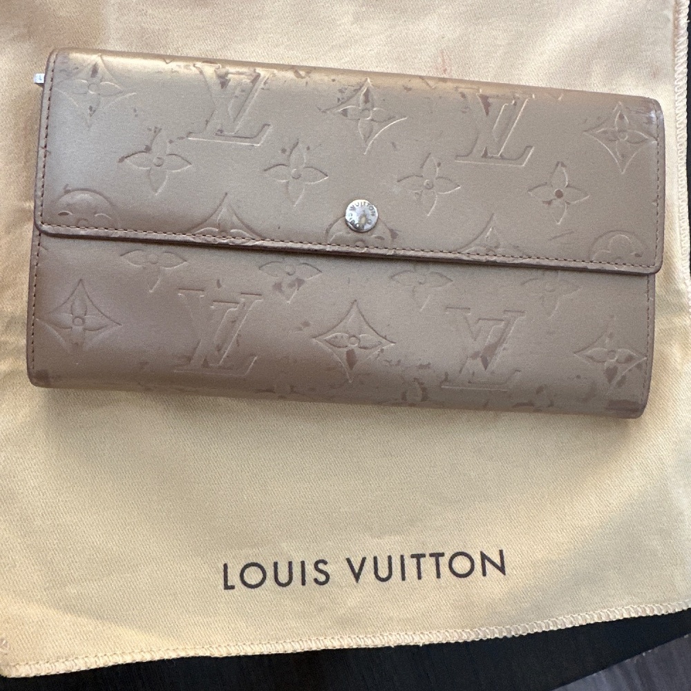 LV GOLD MATTE VERNIS SARAH WALLET (MARKS AND RUBBING)